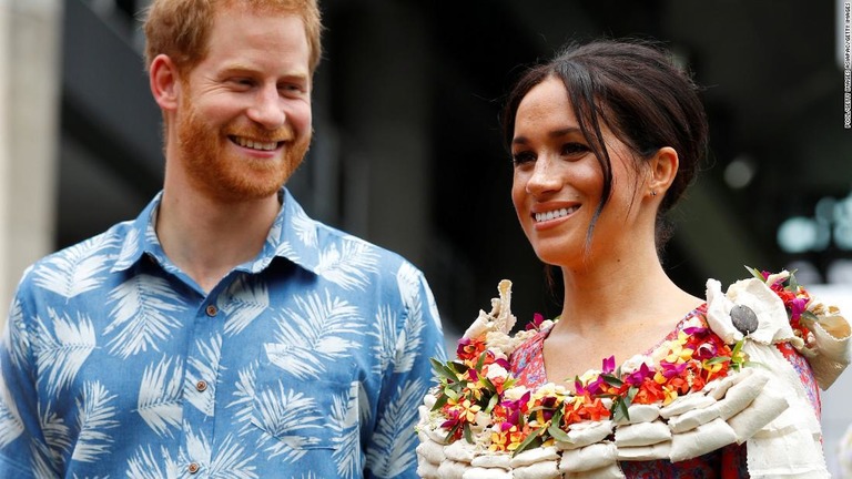 南太平洋大学を訪問したヘンリー王子とメーガン妃/Pool/Getty Images AsiaPac/Getty Images