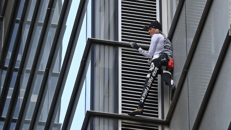 「フランスのスパイダーマン」が高層ビルを素手で登頂した/DANIEL LEAL-OLIVAS/AFP/Getty Images