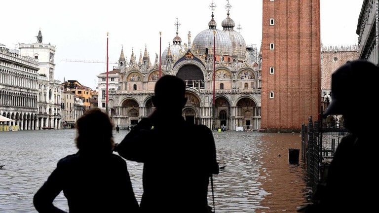 ベネチア観光名所も冠水/Miguel Medina/AFP/Getty Images