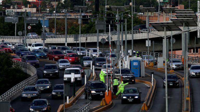 メキシコ市は５８時間にのぼる/HECTOR GUERRERO/AFP/Getty Images