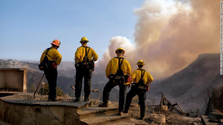 山火事の様子をながめる消防隊員＝１１日、ウエストヒルズ/Hans Gutknecht/Digital First Media/LA Daily News/Getty Images