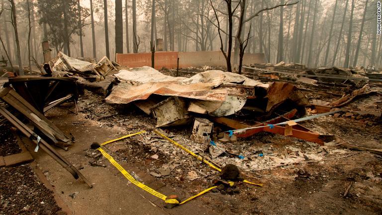 遺体が収容された場所を示すテープ＝１４日、カリフォルニア州パラダイス/Noah Berger/AP