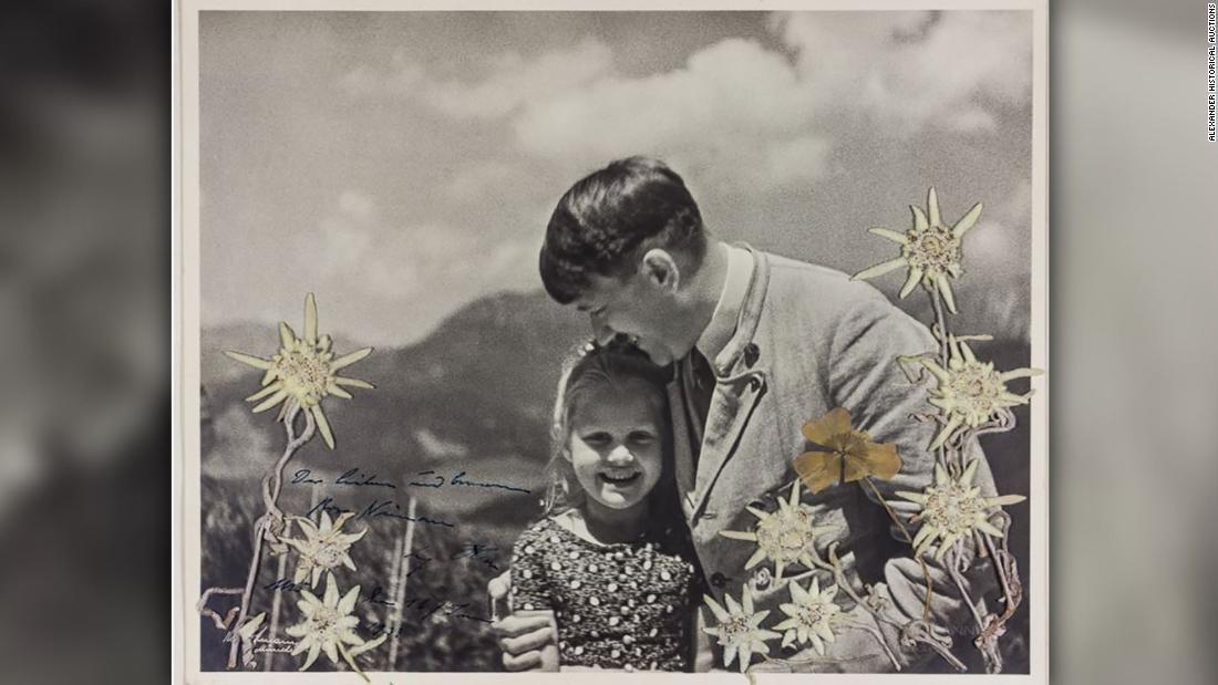 Cnn Co Jp ヒトラーとユダヤ系少女の写真が競売に １３０万円で落札 1 2