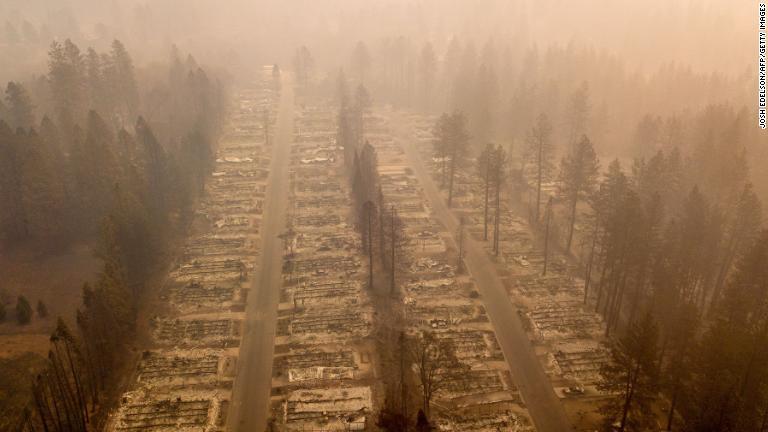 カリフォルニア州パラダイスでは多くの住宅が焼け落ちた＝１５日/Josh Edelson/AFP/Getty Images