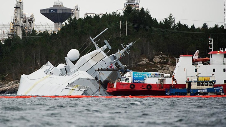 ノルウェーの海軍戦闘艦船がタンカーが衝突して沈没＝１０日/MARIT HOMMEDAL/AFP/Getty Images