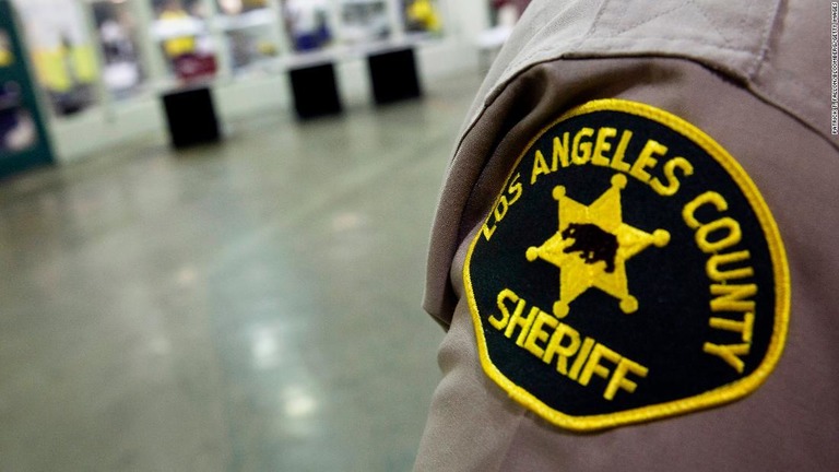 米ロサンゼルス郡保安官局の捜査員が、１０代少女に対する強姦容疑で逮捕された/Patrick T. Fallon/Bloomberg/Getty Images