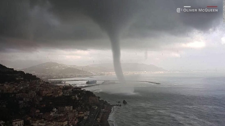 イタリア中部サレルノ県の海岸近くで巨大な竜巻が発生/Oliver McQueen/Instagram