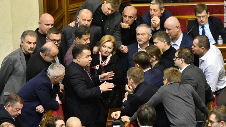 戒厳令を導入するか議論を行うウクライナ議会/DON EMMERT/AFP/Getty Images