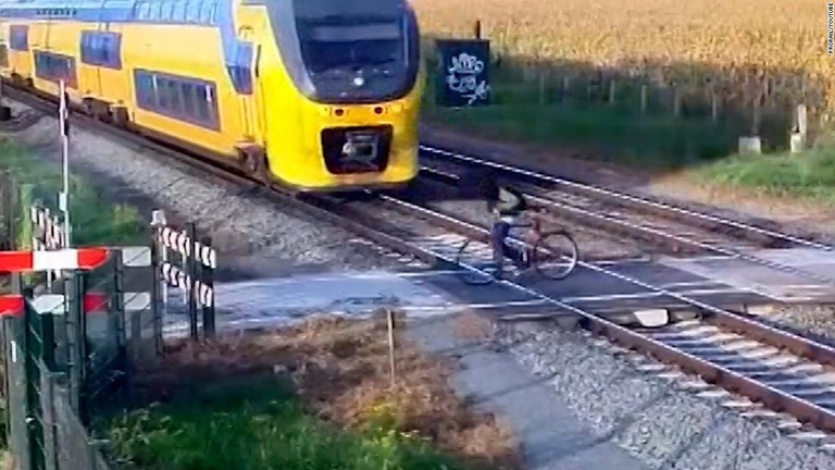 踏切を渡る男性が列車の接近に気付き必死で前進、衝突を免れた/ProRail/YouTube