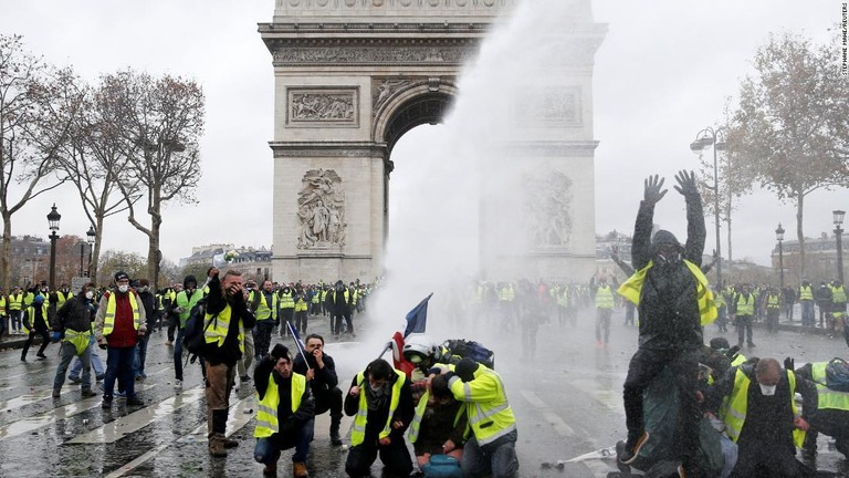 １日にパリで行われたデモの様子/Etienne De Malglaive/Getty Images Europe/Getty Images