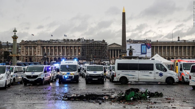 フランスで燃料価格の高騰に対する抗議デモが続く/THOMAS SAMSON/AFP/AFP/Getty Images