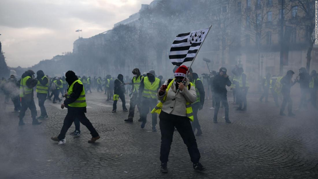 抗議デモに対して催涙弾も使用された＝８日、パリ・シャンゼリゼ通り/ERIC FEFERBERG/AFP/AFP/Getty Images