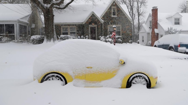 雪に埋もれた自動車＝９日、ノースカロライナ州/Chuck Burton/AP