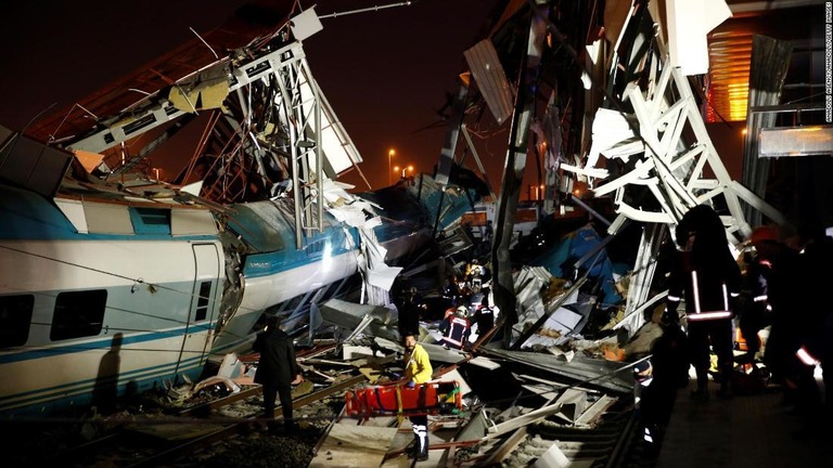 トルコで高速鉄道が脱線し、駅の陸橋に衝突/Anadolu Agency/Anadolu/Getty Images