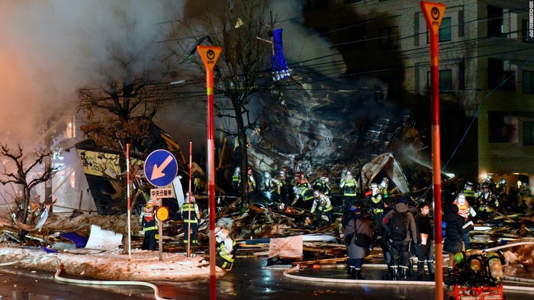 札幌市の居酒屋近くで爆発があり、ビル１棟が倒壊。４２人が負傷した/JIJI PRESS/EPA-EFE