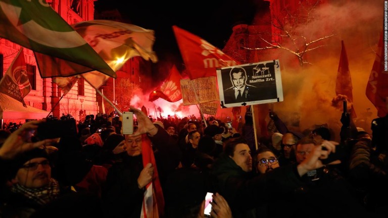 議会の建物の外で抗議を行う人たち＝１６日/Laszlo Balogh/Getty Images Europe/Getty Images