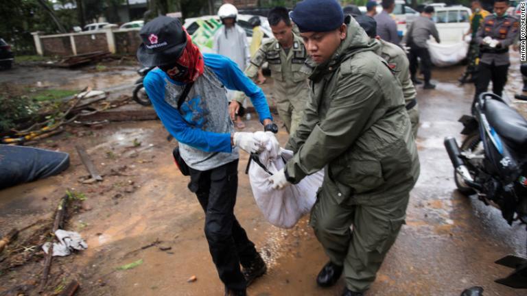 遺体を搬送する救急隊員＝２３日/Antara Foto/Reuters