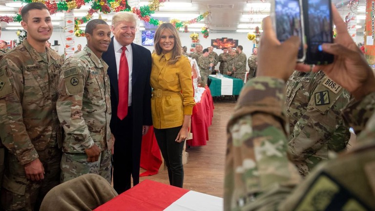 トランプ大統領夫妻がイラクを予告なしに訪問した/SAUL LOEB/AFP/Getty Images