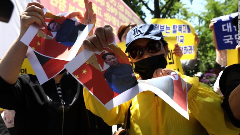 金正恩朝鮮労働党委員長の写真を破る脱北者＝２０１８年５月１９日/Chung Sung-Jun/Getty Images AsiaPac/Getty Images