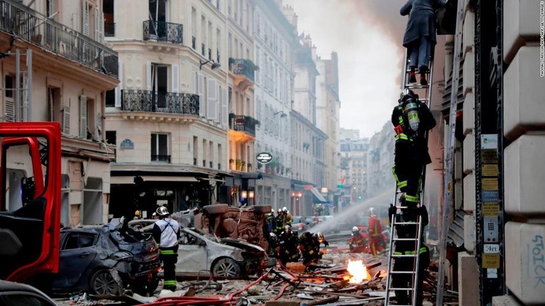 パリ市内のパン店で起きた爆発で、少なくとも３人が死亡した/THOMAS SAMSON/AFP/AFP/Getty Images