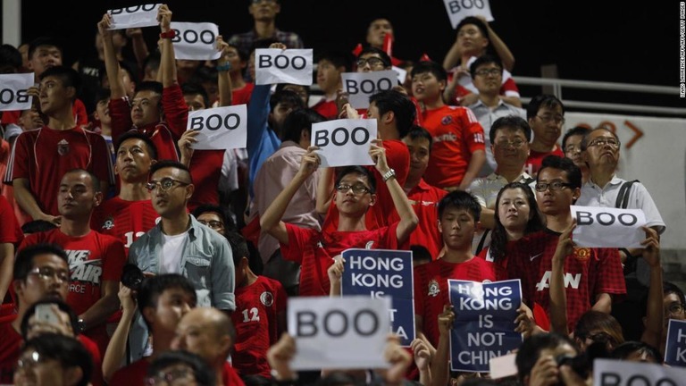 サッカーの試合で中国の国歌にブーイングを浴びせる香港のサポーター/ISAAC LAWRENCE/AFP/AFP/Getty Images