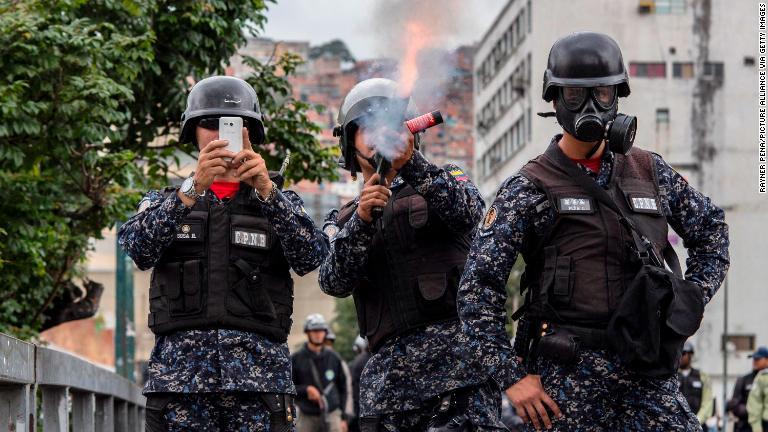 催涙弾を発射する警官/Rayner Pena/picture alliance via Getty Images