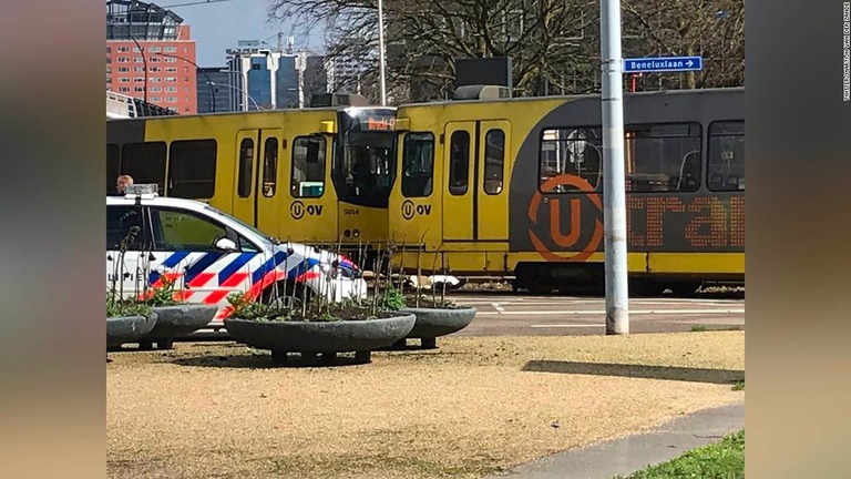 オランダの路面電車内で発砲事件が発生、容疑者が逮捕された/twitter/martijn van der zande