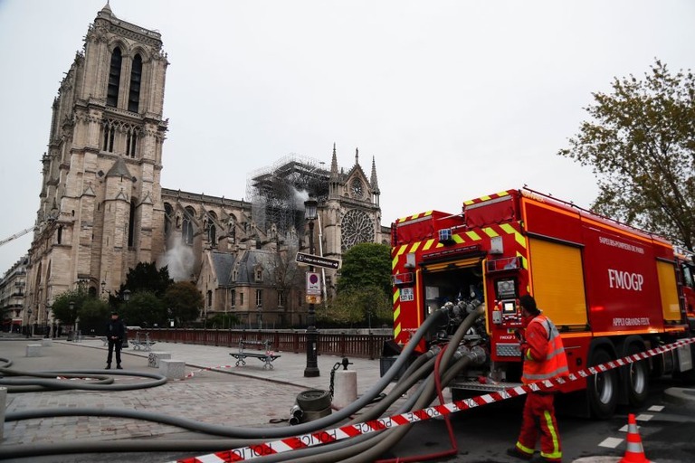 約４００人の消防隊員が大聖堂の消火作業にあたった/ZAKARIA ABDELKAFI/AFP/Getty Images