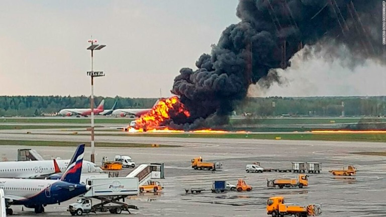 ロシア旅客機が機内で出火し、緊急着陸した/Riccardo Dalla Francesca/AP