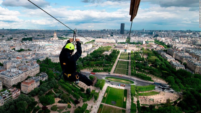 エッフェル塔に「空中散歩」が楽しめる新しいアトラクションが登場した/ERIC FEFERBERG/AFP/AFP/Getty Images