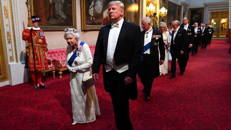 晩さん会に臨むエリザベス女王（左）とトランプ大統領（右）/Victoria Jones/AFP/Getty Images