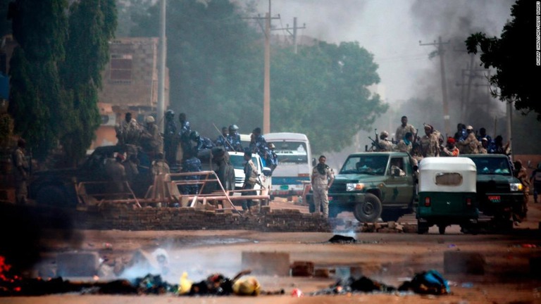 軍本部周辺に配置された兵士＝３日/Ashraf Shazly/AFP/Getty Images