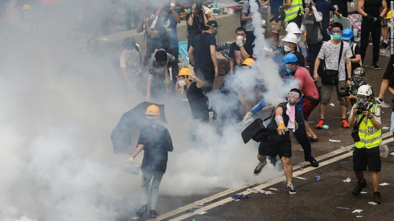 催涙ガスの缶を投げ返すデモ参加者。鎮圧に向けて、警察がゴム弾や催涙ガスを使用した/DALE DE LA REY/AFP/AFP/Getty Images