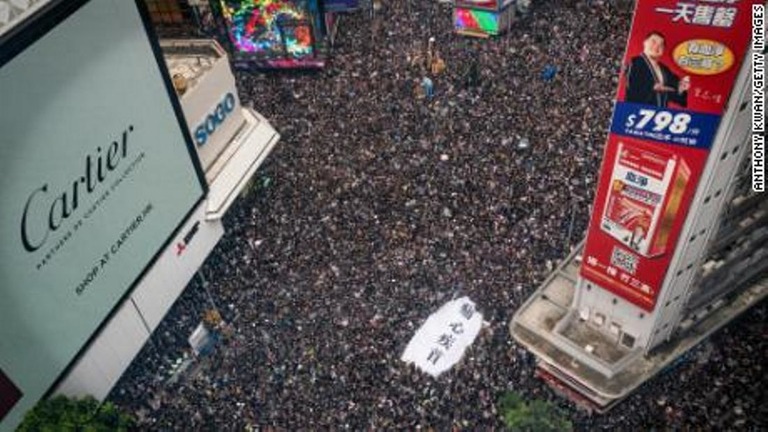 香港の通りを埋め尽くすデモ隊/ANTHONY KWAN/ GETTY IMAGES