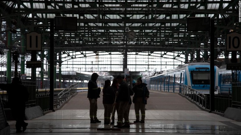 停電により各地の駅も暗闇に包まれた。写真はブエノスアイレス市内にある駅/Lalo Yasky/Getty Images