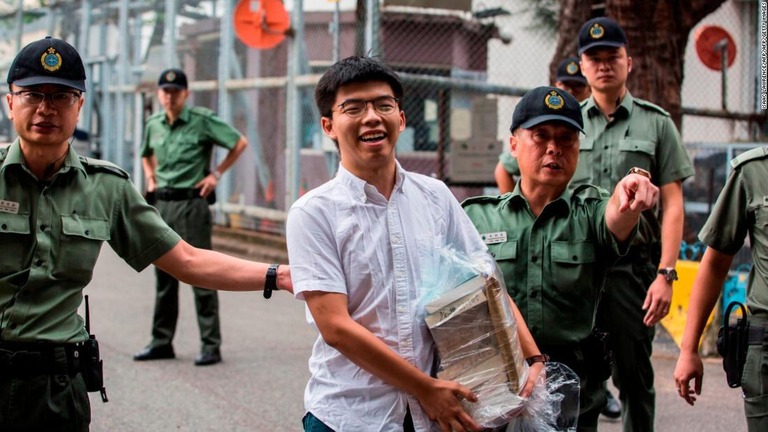 民主化デモ「雨傘運動」を率いた黄之鋒（ジョシュア・ウォン）氏が出所した/ISAAC LAWRENCE/AFP/AFP/Getty Images