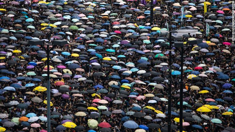 １６日に開催された抗議集会の様子/Dale Del Rey/AFP/Getty Images