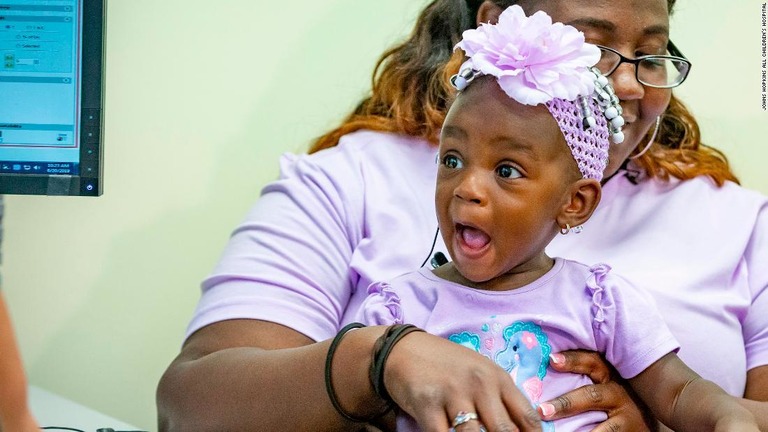 初めて聞く音に驚くアデジャ・リバースちゃん/Johns Hopkins All Children's Hospital