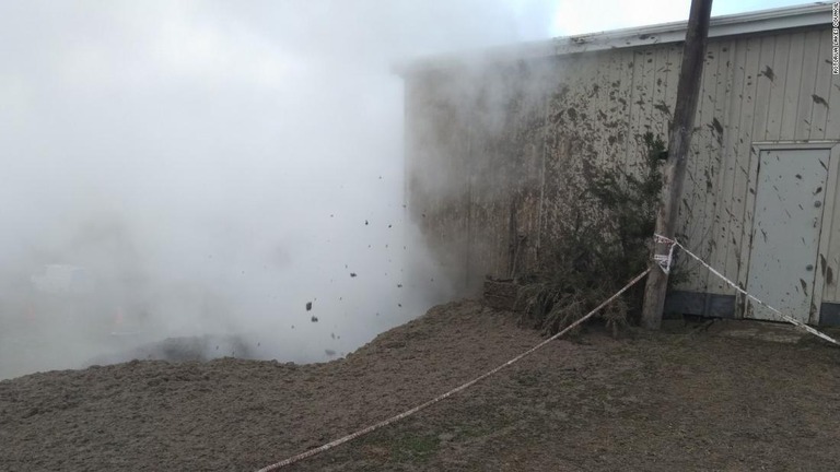 吹き出した泥が近接する建物にかかる/Rotorua Lakes Council