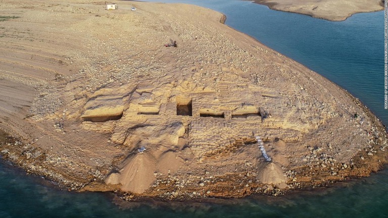 干ばつで水位の下がった貯水池から、古代の宮殿遺跡が姿を現した/University of Tübingen eScience Cente/Kurdistan Archaeology Organization