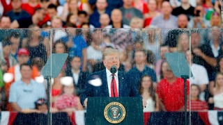 雨の中、独立記念日の演説を行うトランプ米大統領