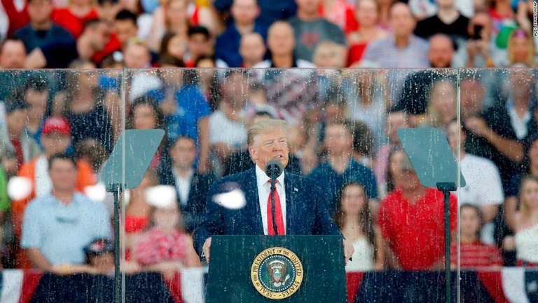 雨の中、独立記念日の演説を行うトランプ米大統領/Alex Brandon/AP