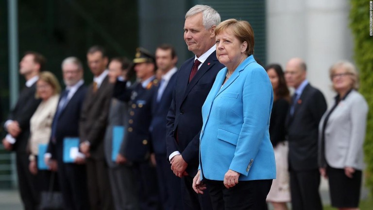 式典中に体の震えが目撃されたメルケル首相（右）＝１０日、ベルリン/Adam Berry/Getty Images