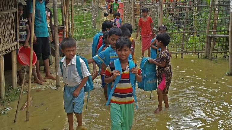 バングラ南東部を豪雨が襲い、難民キャンプに住むロヒンギャの窮状に拍車をかけている/Salman Saeed