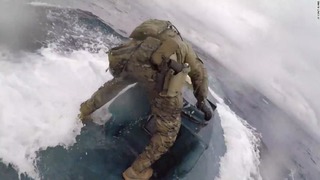 コカインを運搬する潜水艇に飛び乗る米沿岸警備隊の隊員
