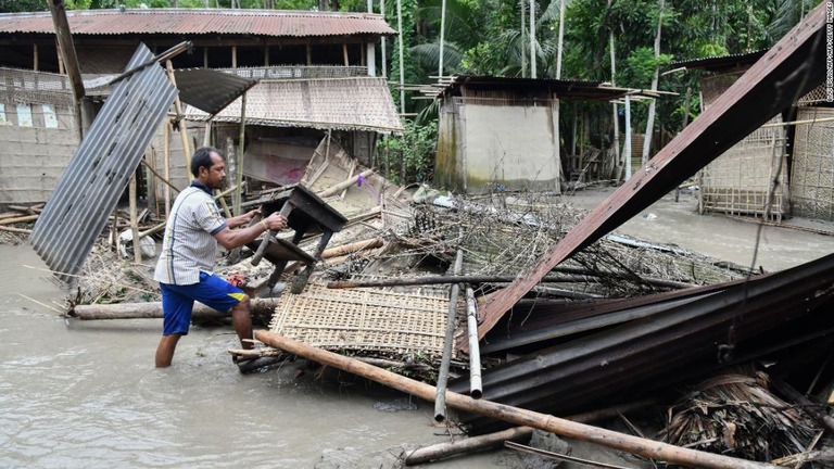 ネパールやインドで洪水や土砂崩れが発生し、計１００人以上が死亡した/BIJU BORO/AFP/AFP/Getty Images