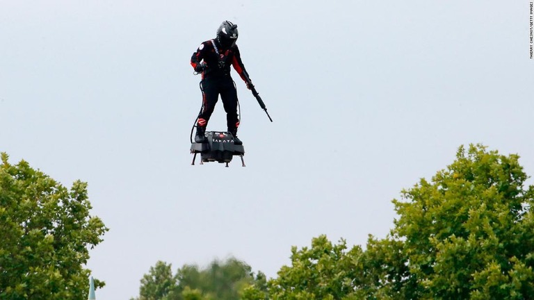 パリ祭に登場した「フライボード」がシャンゼリゼ通り上空を舞った/Thierry Chesnot/Getty Images