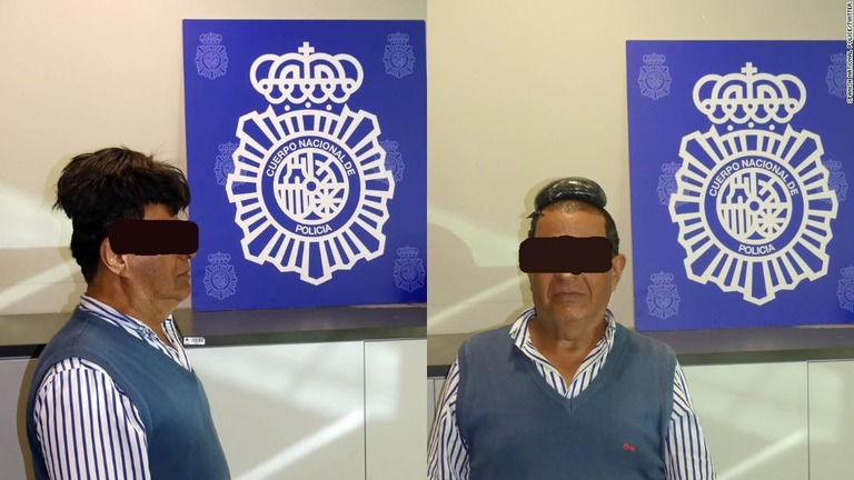 かつらの下にコカインを隠して密輸しようとしたとして男が逮捕された/Spanish National Police/Twitter