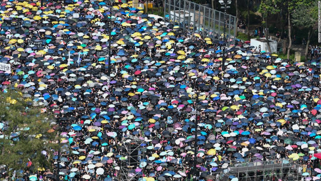 デモ隊は「逃亡犯条例」に抗議して行進した＝２１日/ANTHONY WALLACE/AFP/Getty Images