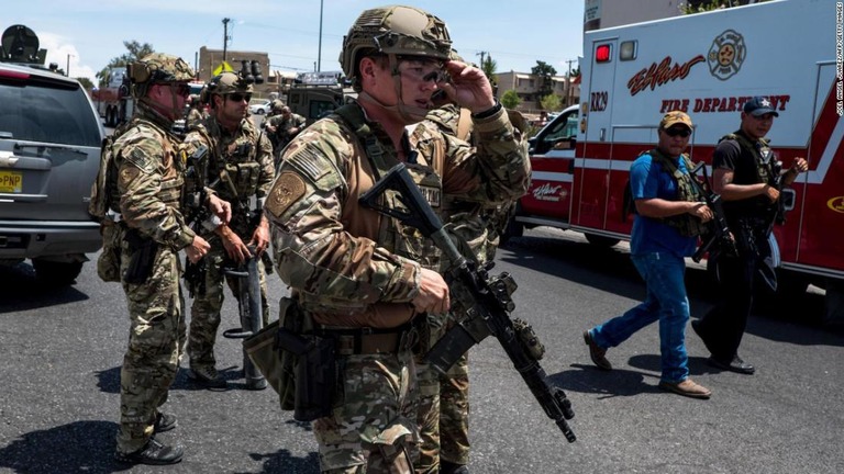 発砲の通報を受けて出動した警官ら＝３日、テキサス州エルパソ/Joel Angel Juarez/AFP/Getty Images